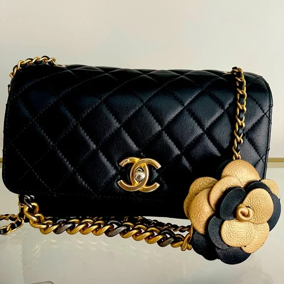 🦄 Authentic GORGEOUS CHANEL
Lambskin Quilted Camellia Flap Black - Picture 4 of 12